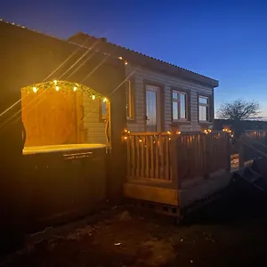  Chalet Keepers Shepherd Hut With Hot Tub